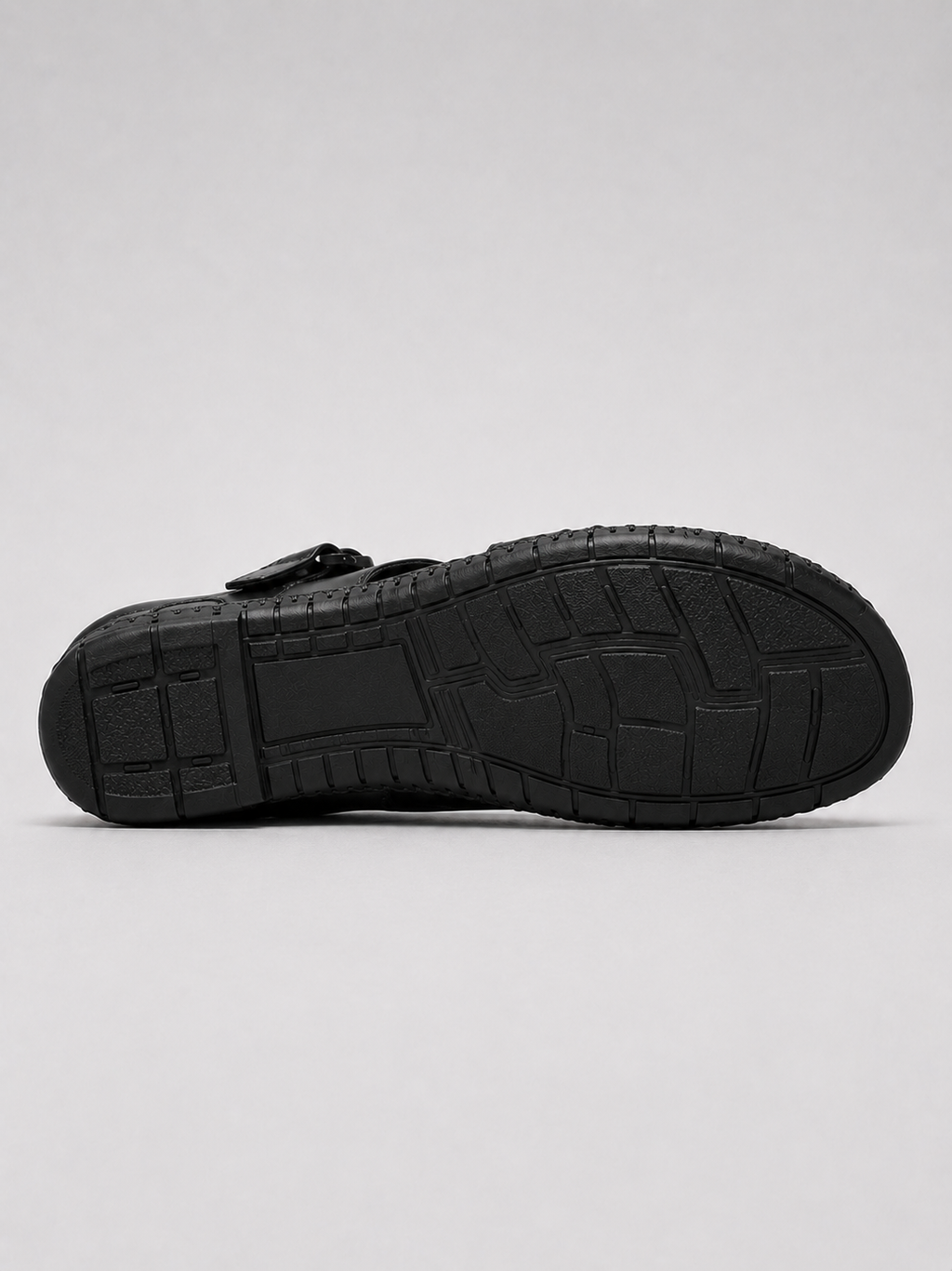 Black leather sandals in a relaxed summer beach and casual outdoor outfit